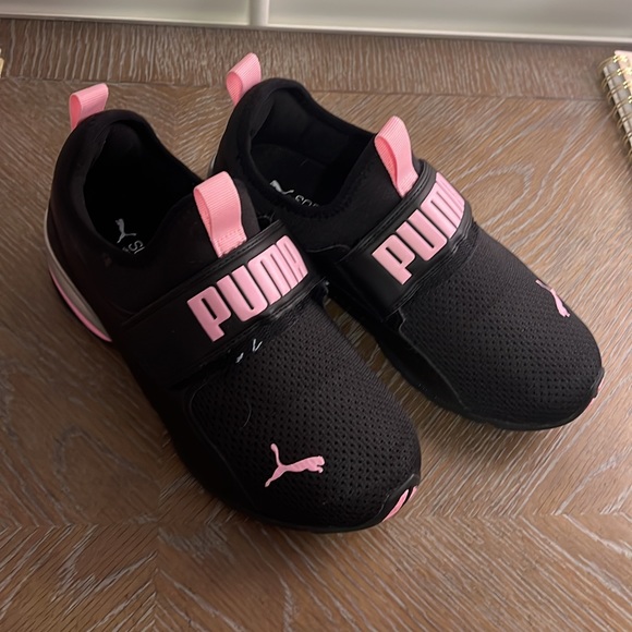 Youth size Puma slip on sneakers - Picture 1 of 1